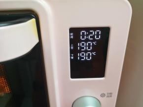 继续送入预热好的烤箱，上下管190度烤十分钟翻面，再烤8分钟暂停烤箱取出。