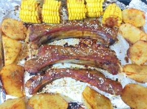 蜂蜜＋水调成蜂蜜水，给肋排条上面刷上一层蜂蜜水，撒上孜然粉和熟白芝麻，继续送入烤箱烤2分钟即可！