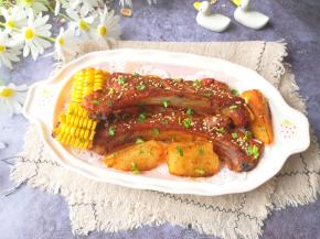 蒜香烤排骨出炉，撒点香菜碎。