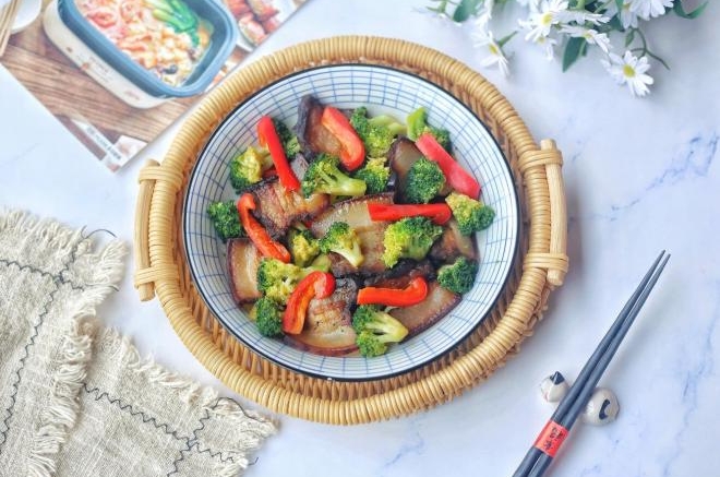 西兰花炒腊肉