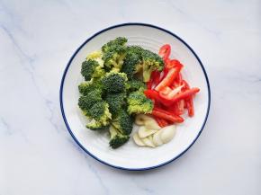 西兰花洗净切小块，大红椒切条，大蒜去皮切片。