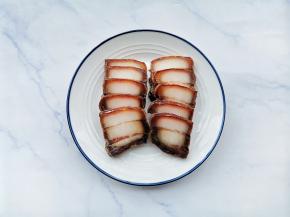 腊肉开水煮一下，洗净切片。