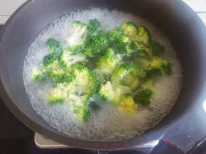 西兰花盐水浸泡洗净，焯水30秒捞出备用。