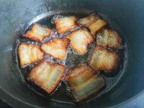 腊肉放入锅中煎出油，倒出多余的油，