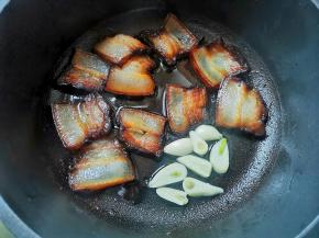 加入大蒜爆香，