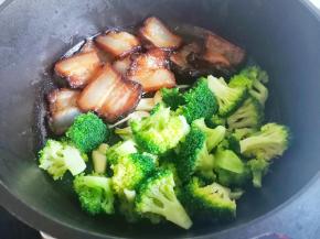 然后加入西兰花、