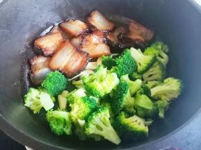 然后加入西兰花、