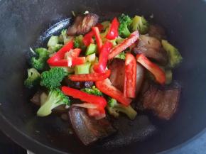 红椒翻炒一分钟，