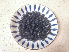 新鲜蓝莓提前浸泡清洗干净，用厨房用纸吸干水分备用。