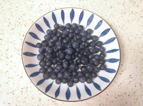 新鲜蓝莓提前浸泡清洗干净，用厨房用纸吸干水分备用。