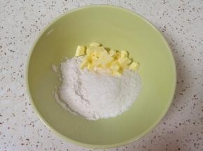 将金顶酥粒的所有食材放入碗里。