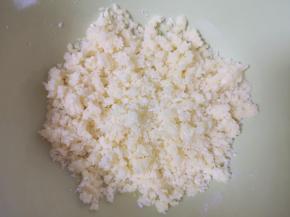 用手搓成颗粒状，放入冰箱冷藏备用。