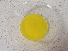 黄油隔水融化。