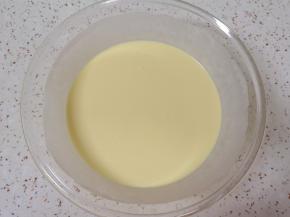 加入淡奶油和鸡蛋搅打均匀。