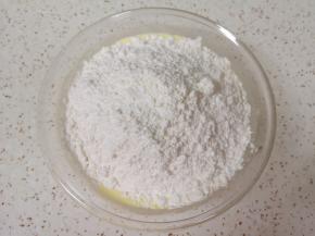 加入过筛的低筋面粉、糖粉、泡打粉和盐搅拌均匀。