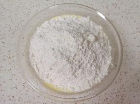 加入过筛的低筋面粉、糖粉、泡打粉和盐搅拌均匀。