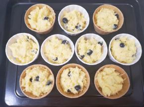 混合好的蛋糕糊用勺子舀入蛋糕纸杯里。