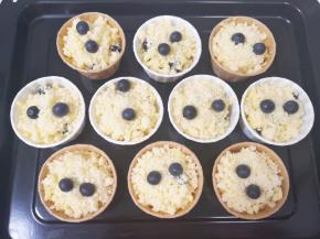 撒上金顶酥粒，放上剩下的三分之一蓝莓鲜果。