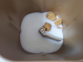 面包机桶内先加入牛奶、纯净水和花生酱。