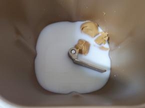 面包机桶内先加入牛奶、纯净水和花生酱。