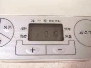 选择面包机的“和面”程序15分钟。