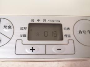 选择面包机的“和面”程序15分钟。