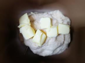 15分钟以后加入盐和黄油，继续“和面”10分钟。