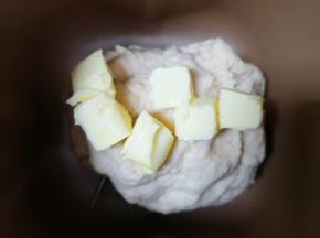 15分钟以后加入盐和黄油，继续“和面”10分钟。