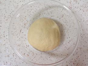 和好的面团取出整形，放入盆里盖上保鲜膜发酵至两倍大。