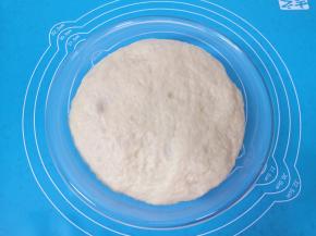 房子有暖气面团发酵的比较快，一个小时就发好了。