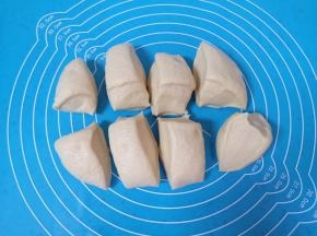 发酵好的面团拍打排气，分成8份。
