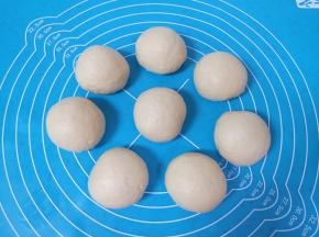 揉光滚圆，盖上保鲜膜松弛10分钟左右。