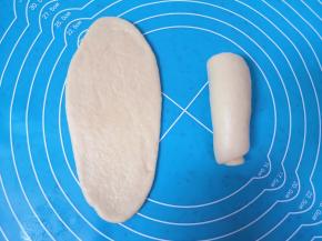 取一个小剂子擀成椭圆形，从一头卷起来，依次卷好所有的面团。