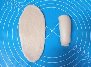 取一个小剂子擀成椭圆形，从一头卷起来，依次卷好所有的面团。