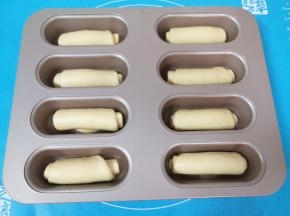 收口朝下放入模具里面。