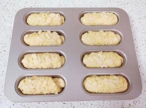 发酵好的面包取出刷上一层全蛋液，撒上一层扁桃仁片。