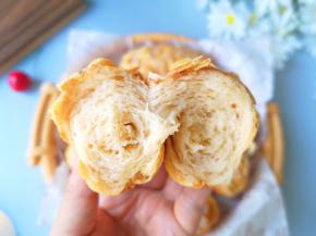 宝贝一口气吃两块。