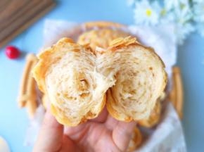 宝贝一口气吃两块。