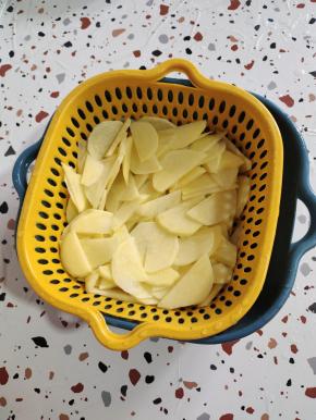 土豆削皮洗净切成片，放在清水中冲洗几遍，捞出控干水分备用！