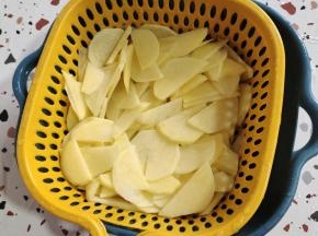 土豆削皮洗净切成片，放在清水中冲洗几遍，捞出控干水分备用！