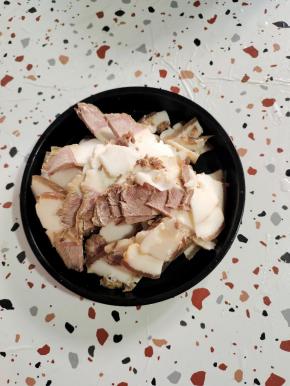 煮熟的腊肉切成片！(如果用五花肉来做更好吃！)