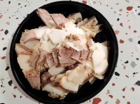 煮熟的腊肉切成片！(如果用五花肉来做更好吃！)