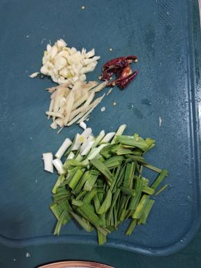 蒜瓣切成小块，生姜切成丝，干辣椒切成段，蒜苗切成段备用！