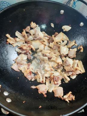 锅烧热，放入腊肉翻炒至变色出油脂，把多余的油脂倒出来！