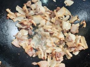 锅烧热，放入腊肉翻炒至变色出油脂，把多余的油脂倒出来！