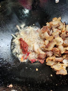 放入花椒，生姜，干辣椒，蒜瓣爆香，再放入郫县豆瓣酱炒出红油！