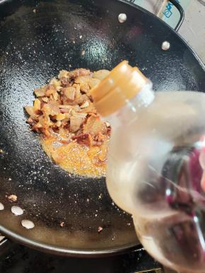 放入适量的红烧酱油翻炒均匀！