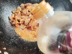 放入适量的红烧酱油翻炒均匀！