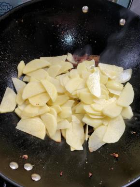 放入土豆片翻炒片刻！