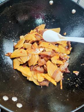 放入一勺盐调味！